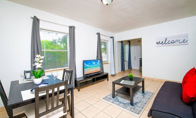North Central Hollywood Apartment | Cozy Hollywood Apartment with AC/Wifi/Parking in the Heart of the City!