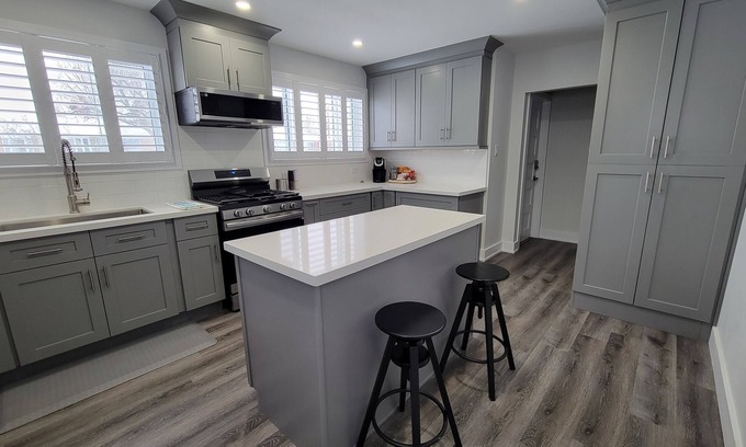 Brampton House | Cozy Home, 15 minutes to Pearson Airport, No Cleaning Fee