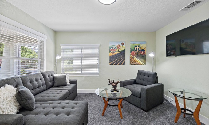 North Oak Park House | Cozy Home - 7 Min. Walk to UC Davis Medical Ctr. Sacramento, nEV- Charger Leve2