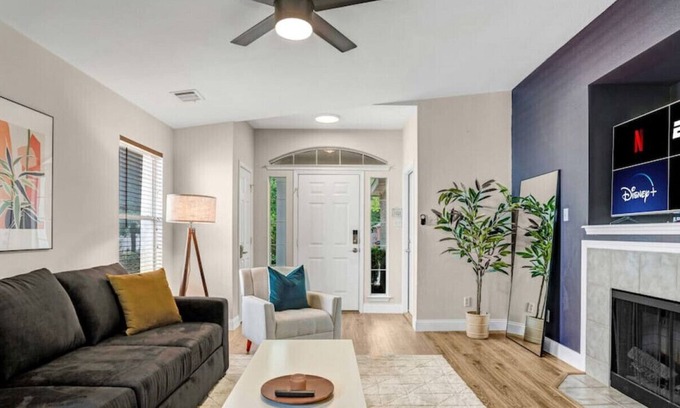 Olympic Heights House | Cozy Home away from Home | Quiet Office, King Bed