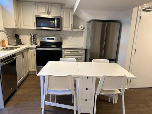 Ajax Apartment | Cozy Home away in Ajax 2 BR 1 bath 4 guests