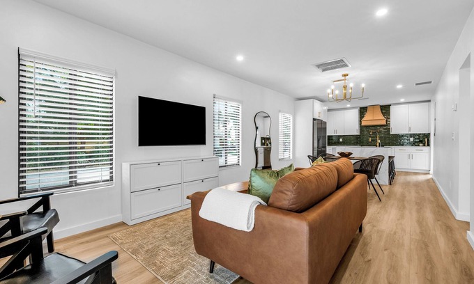 Victoria Park House | Cozy Home, Close to Downtown, Beach & Las Olas