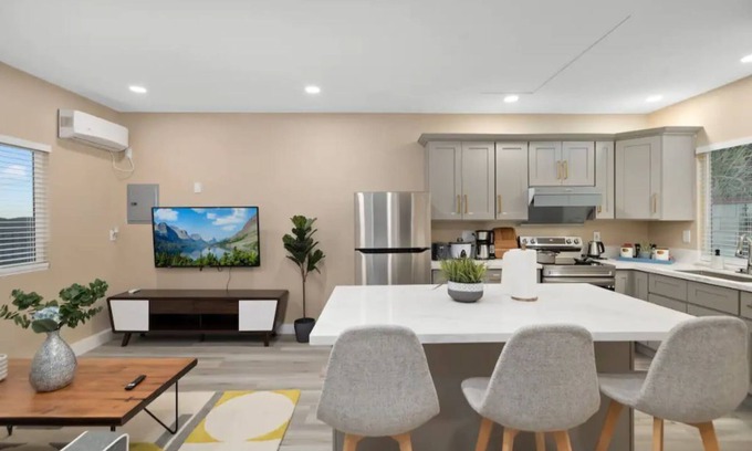 Glendora House | COZY HOME|Fast WiFi|4k Smart TV | For Families