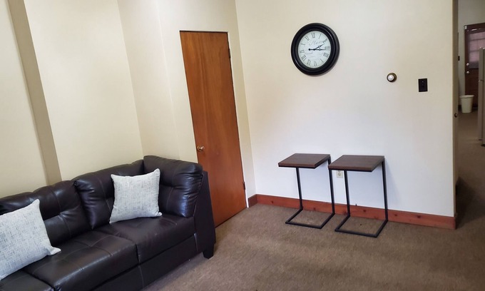 Johnstown House | Cozy home for business or family stay