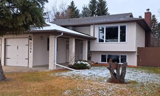Lloydminster House | Cozy Home for Vacation or work stays . 5 Bedrooms 3 Bathrooms