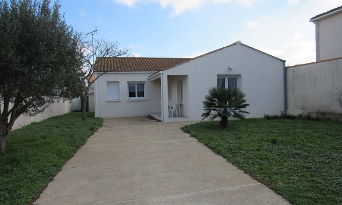 LʼAiguillon-sur-Mer House | Cozy Home in Tranquil Area, Near Beach & Shops, L'Aiguillon sur Mer