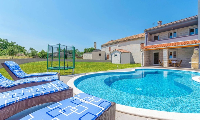 Bratulici House | Cozy home in Bratulici with kitchen