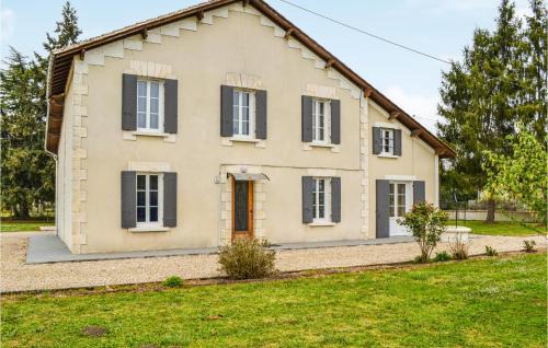 Coutras House | Cozy Home In Coutras With Kitchen