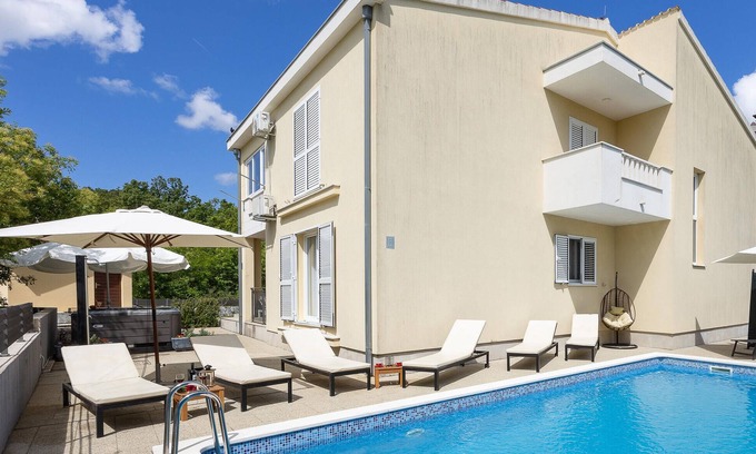 Dugopolje House | Cozy home in Dugopolje with jacuzzi
