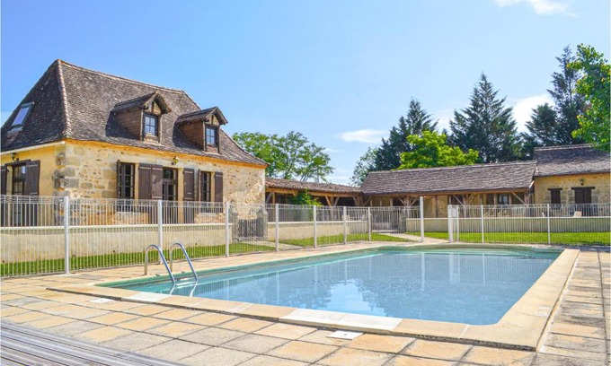 Eglise-Neuve-d'Issac House | Cozy Home In Eglise Neuve Dissac
