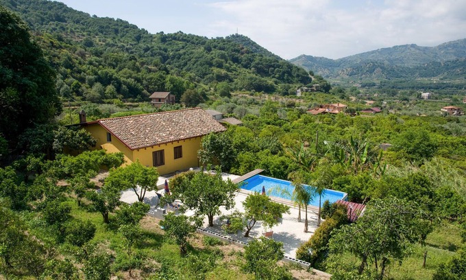 Gaggi House | Cozy home in Gaggi with jacuzzi
