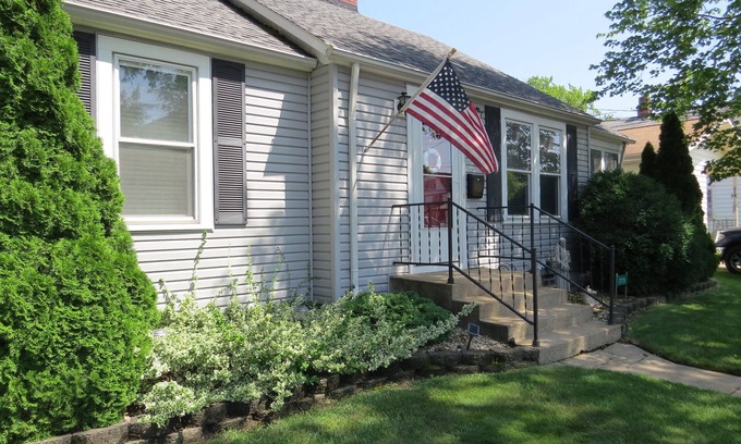 Vermilion House | Cozy Home in Harbortown Districtnminutes from local shopping and restaurants