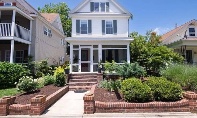 Cambridge House | Cozy Home in Historic West End Perfect for Ironman