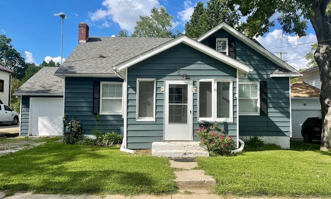 Hillsdale House | Cozy home in historic Hillsdale