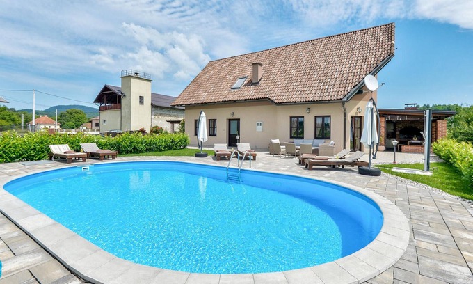 Krasic House | Cozy home in Krasic with sauna