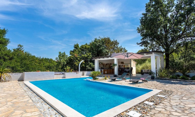 Kras House | Cozy home in Malinska with WiFi