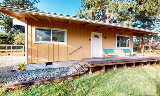 Rockaway Beach House | Cozy home in peaceful neighborhood near park, beach, shops & restaurants