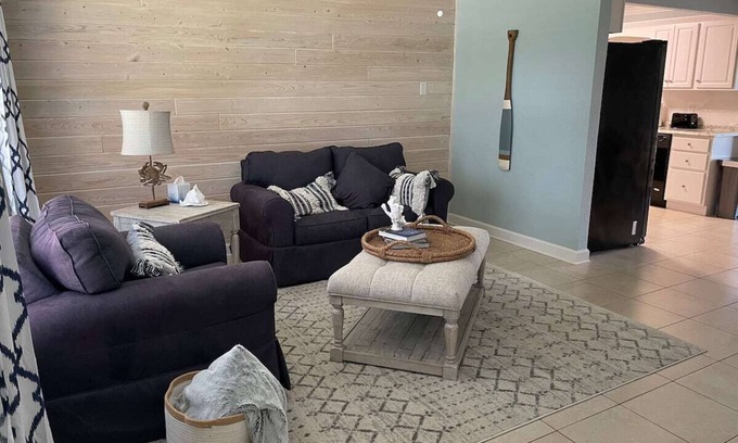 Tropic House | Cozy home in quiet neighborhood just a few miles to the beach