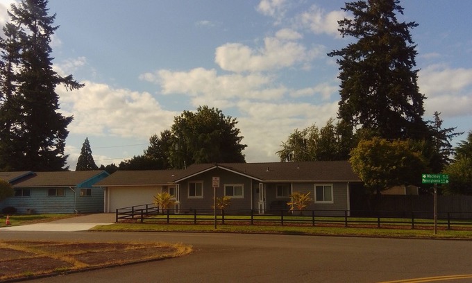 Four Corners House | Cozy home in Salem near I-5.
