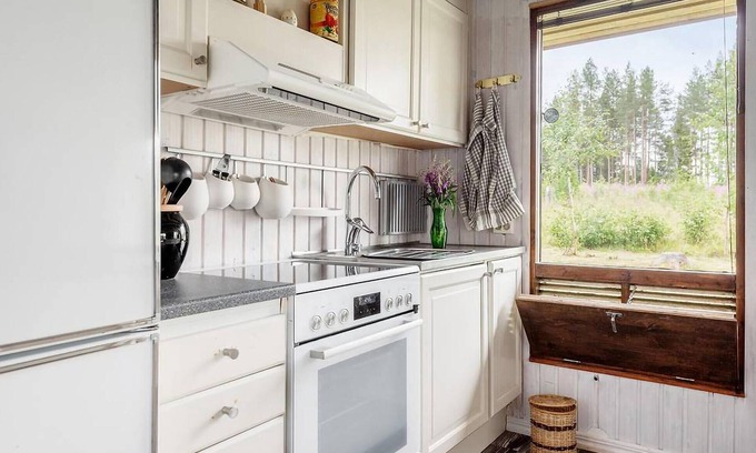 Tore House | Cozy home in Siknäs with house sea view