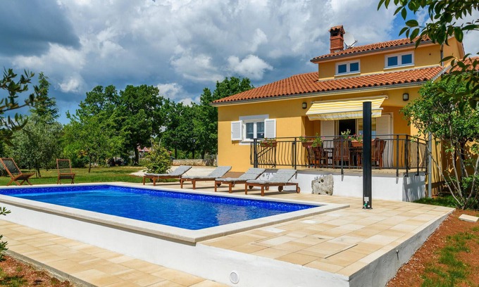 Stokovci House | Cozy home in Stokovci with WiFi