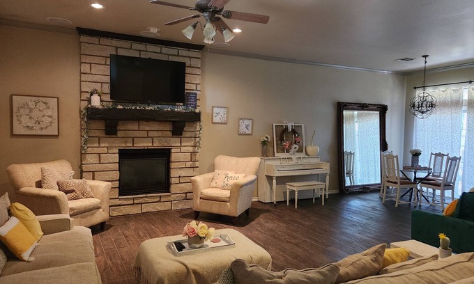 Edmond House | Cozy home in the heart of Edmond. Near UCO.