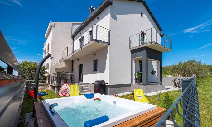 Turanj House | Cozy home in Turanj with jacuzzi