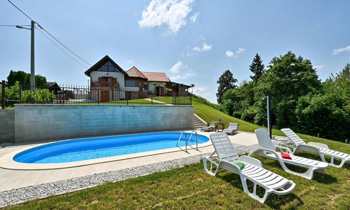 Veliki Lovrecan House | Cozy home in Veliki Lovrecan with sauna