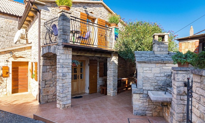 Modrusani House | Cozy home in Zminj with kitchen