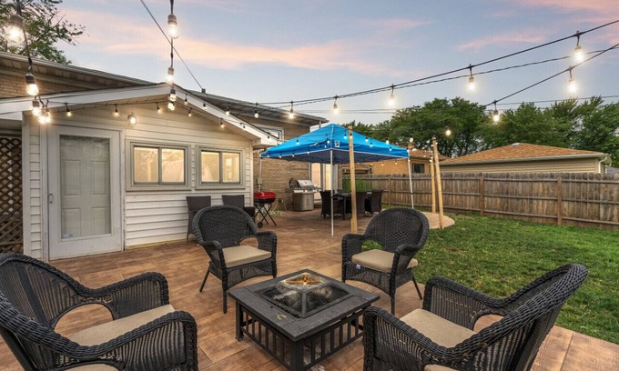 Highland Hills House | Cozy Home | King Bed | 10P | Metra | Chicago Suburb