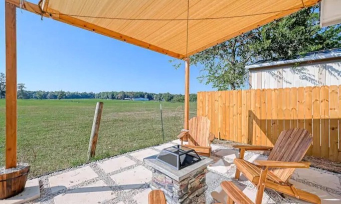 Montgomery House | Cozy Home Lake Conroenn