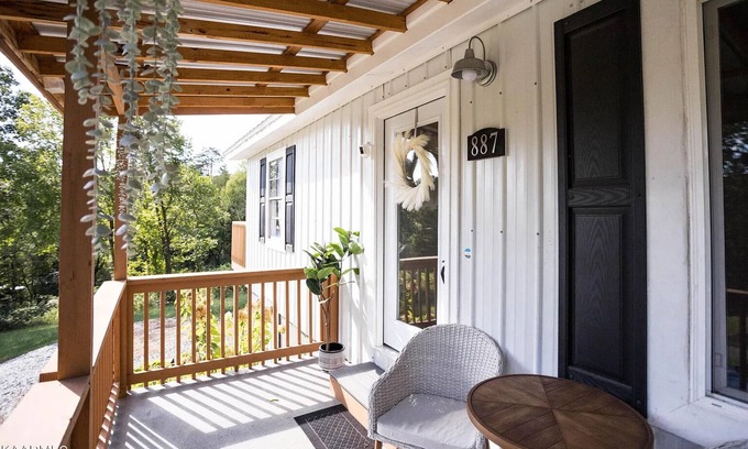 Sevierville House | Cozy Home, Minutes to Soaky Mountain & Convention Center, Hot Tub, Pet-friendly