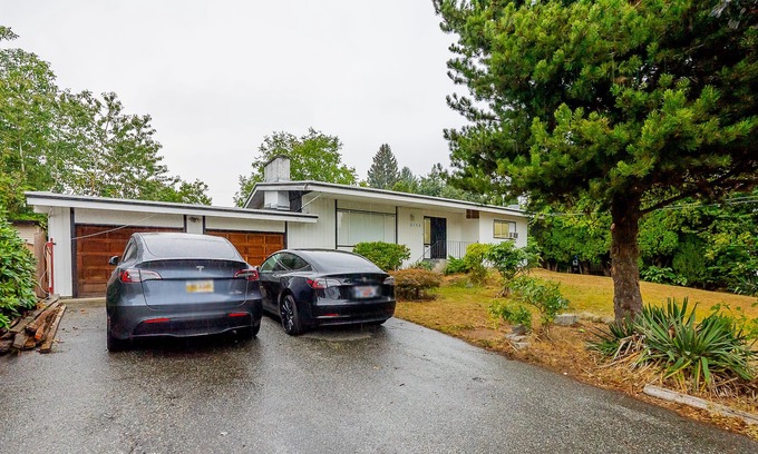 South Clearbrook House | Cozy Home near beautiful Mill Lake in Abbotsford. Minutes away from Highway