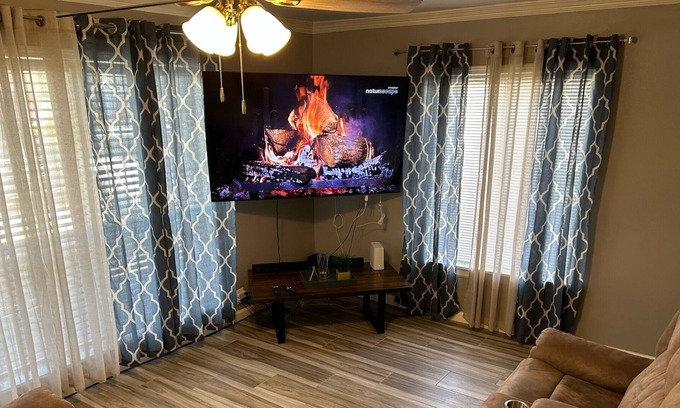 Houston Other | Cozy Home near Downtown Houston and Hobby Airport