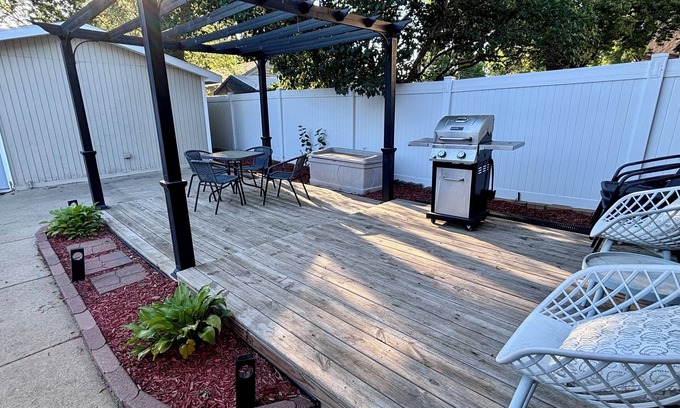 Sioux Falls House | Cozy home near DT, Premier Center & Hospital- Foosball, 65"TV & Fenced Yard