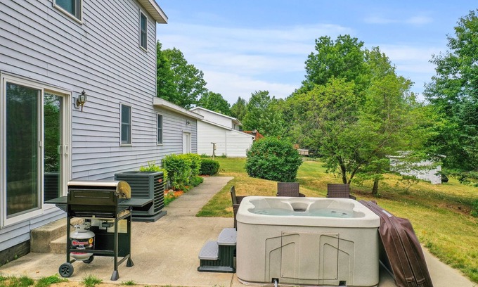 Traverse City House | Cozy Home | Near Lake, Hot Tub, Pets Ok & Fire Pit