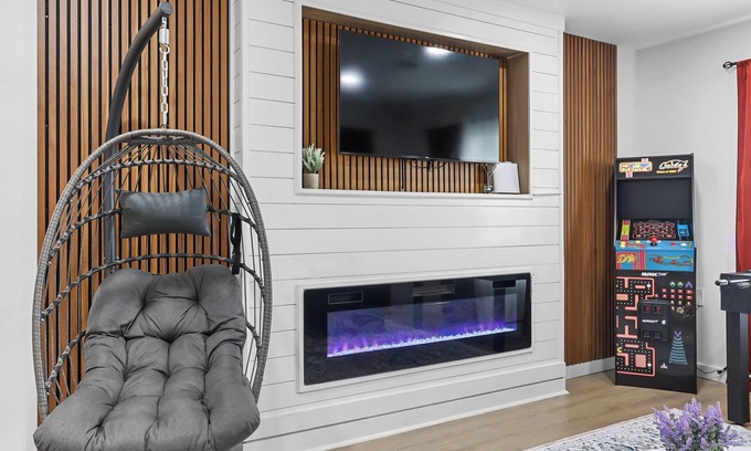 Foster Place House | Cozy Home near NRG, Medical Centre, Toyota Centre with Hot Tub Spa, Arcade, BBQ