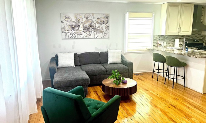 Des Plaines House | Cozy Home near O'Hare & fun Hubs with AC