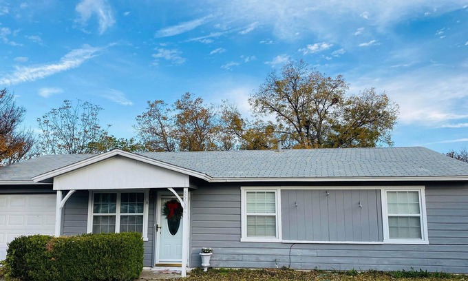 White Settlement House | Cozy Home Near Stockyards and more !
