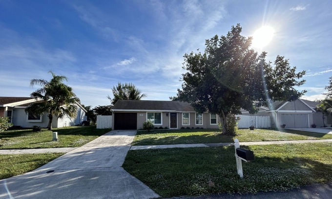 Royal Palm Beach House | Cozy Home near State fair grounds & peaceful beaches
