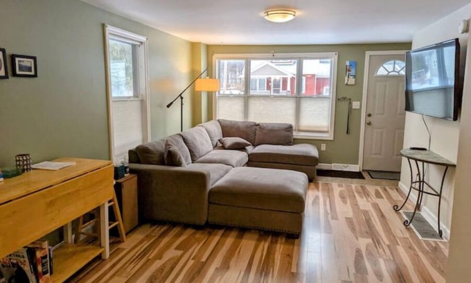 Burlington House | Cozy Home near Burlington