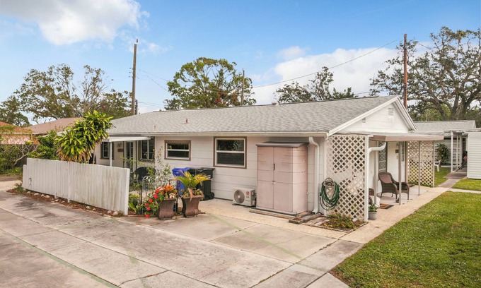 Venice House | Cozy Home Next to Venice Island w/Private Hot Tub and Pet Friendly
