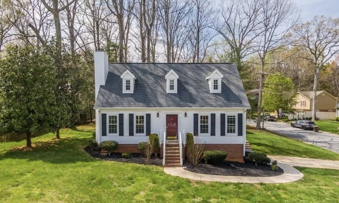 Greensboro House | Cozy Home on Pepperhill