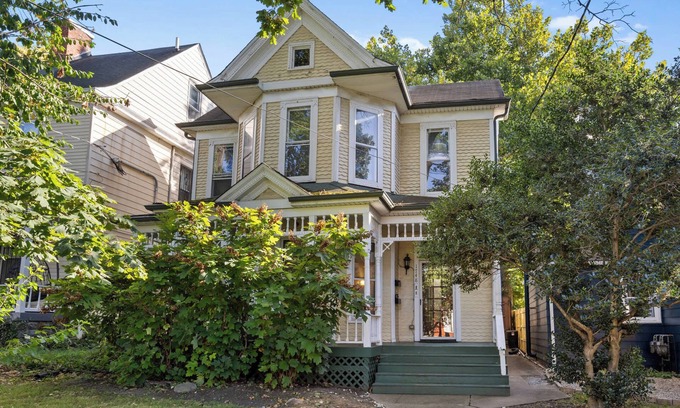 Clifton Apartment | Cozy Home | Prime Loc for Business and Family Stay