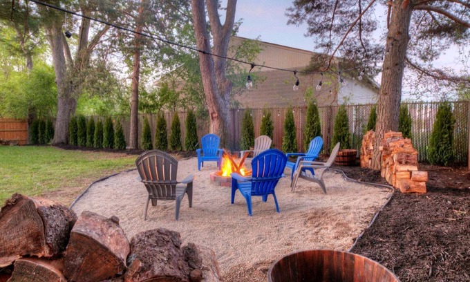 Farmington Hills House | Cozy home sleeps 10, fire-pit, entertaining space