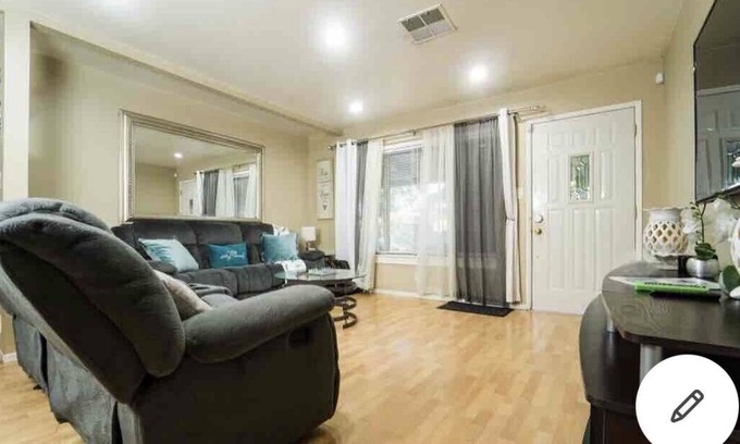 Parkway-South Sacramento House | Cozy home w/ a King size bed near Hospital and Downtown.