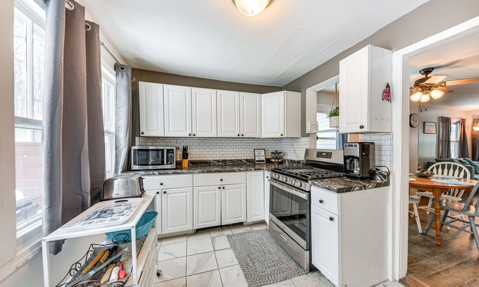 Twin Lakes House | Cozy Home w/Fire Pit: 2 Blocks to Lake Mary!