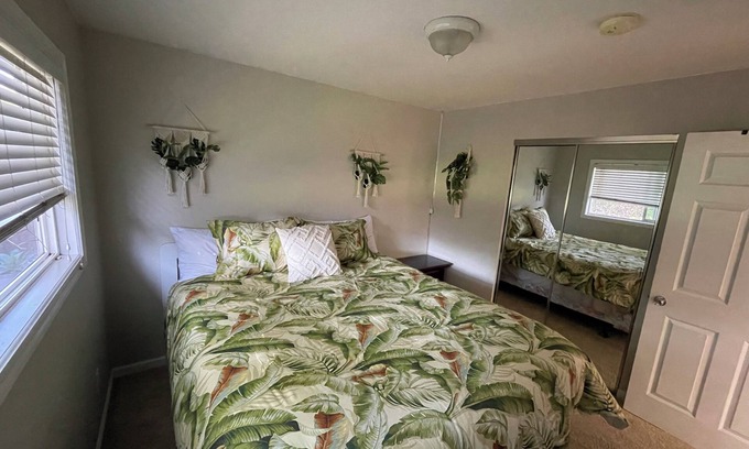 Vallejo House | Cozy Home w/Large Private Backyard. Minutes to Napa, Six Flags & ferry.