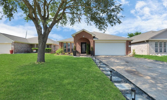 Houston House | Cozy Home w/surrond sound. TV in every room 15 minutes to downtown