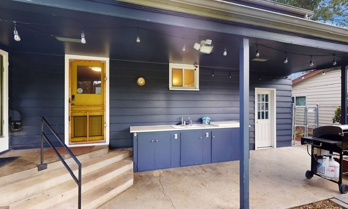 Eugene House | Cozy home with BBQ grill, WiFi, streaming, shared backyard